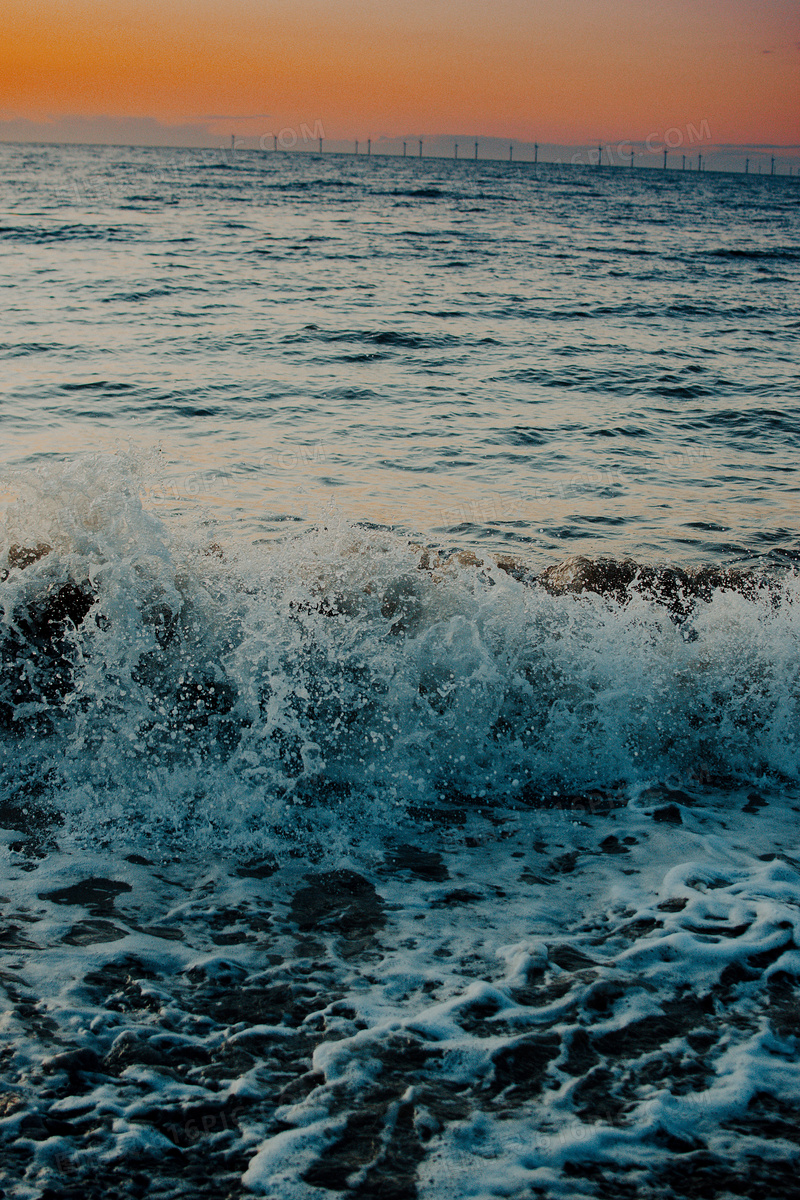 海浪拍打浪花图片