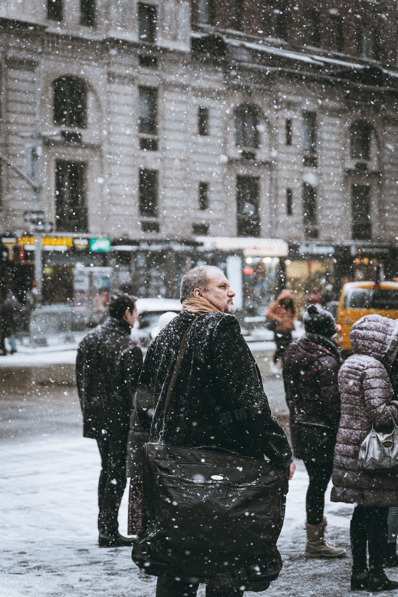 下雪天人物背影图片