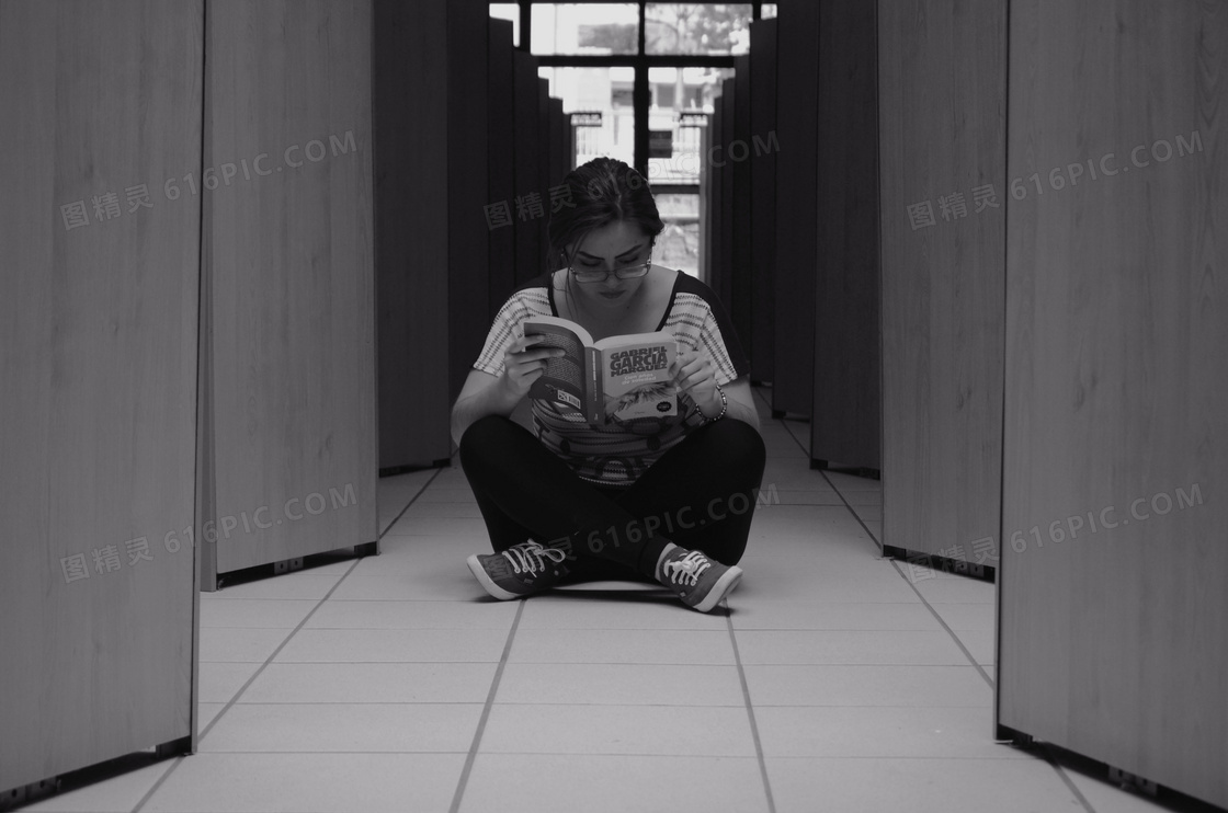 阅读看书黑白女生图片