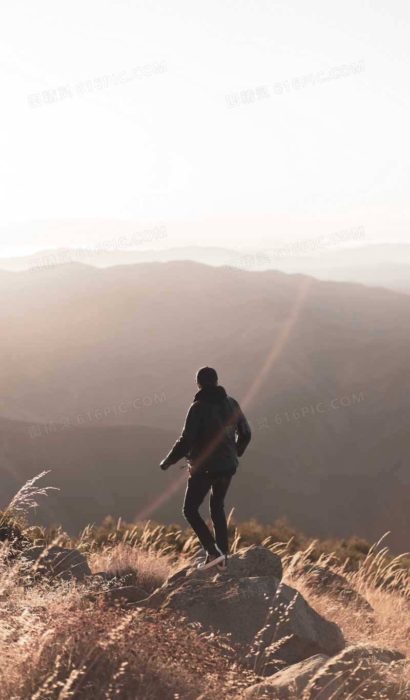关键词:一个人背影看山背影一个人看山山顶眺望远方背影人物背影人物