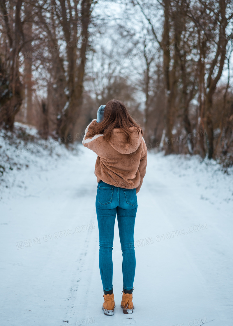 雪地里女生背影图片