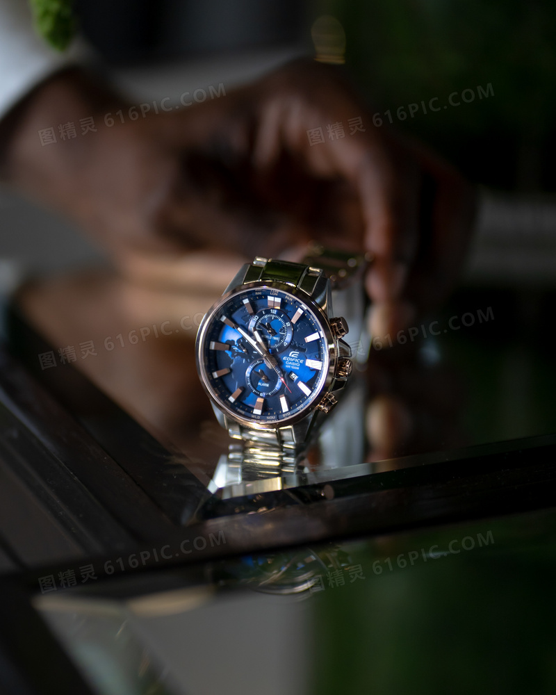 卡西欧蓝色表盘手表图片