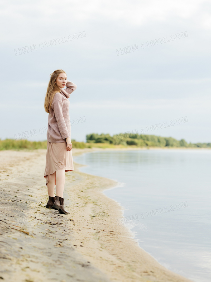 河边气质俄罗斯美女写真图片