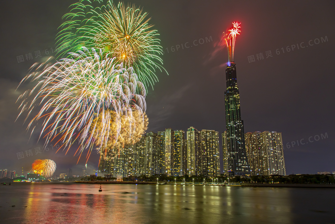 滨海城市夜晚璀璨烟花图片