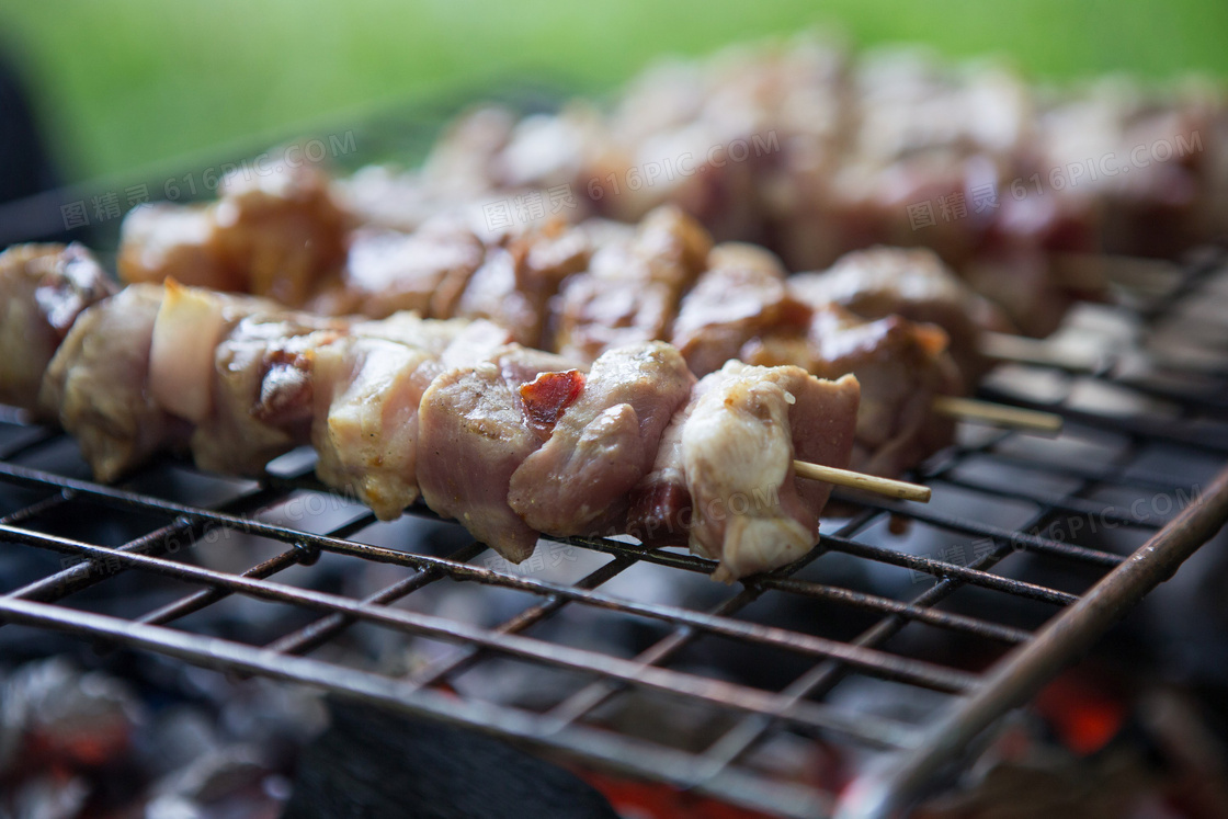 新鲜碳烤肉串图片