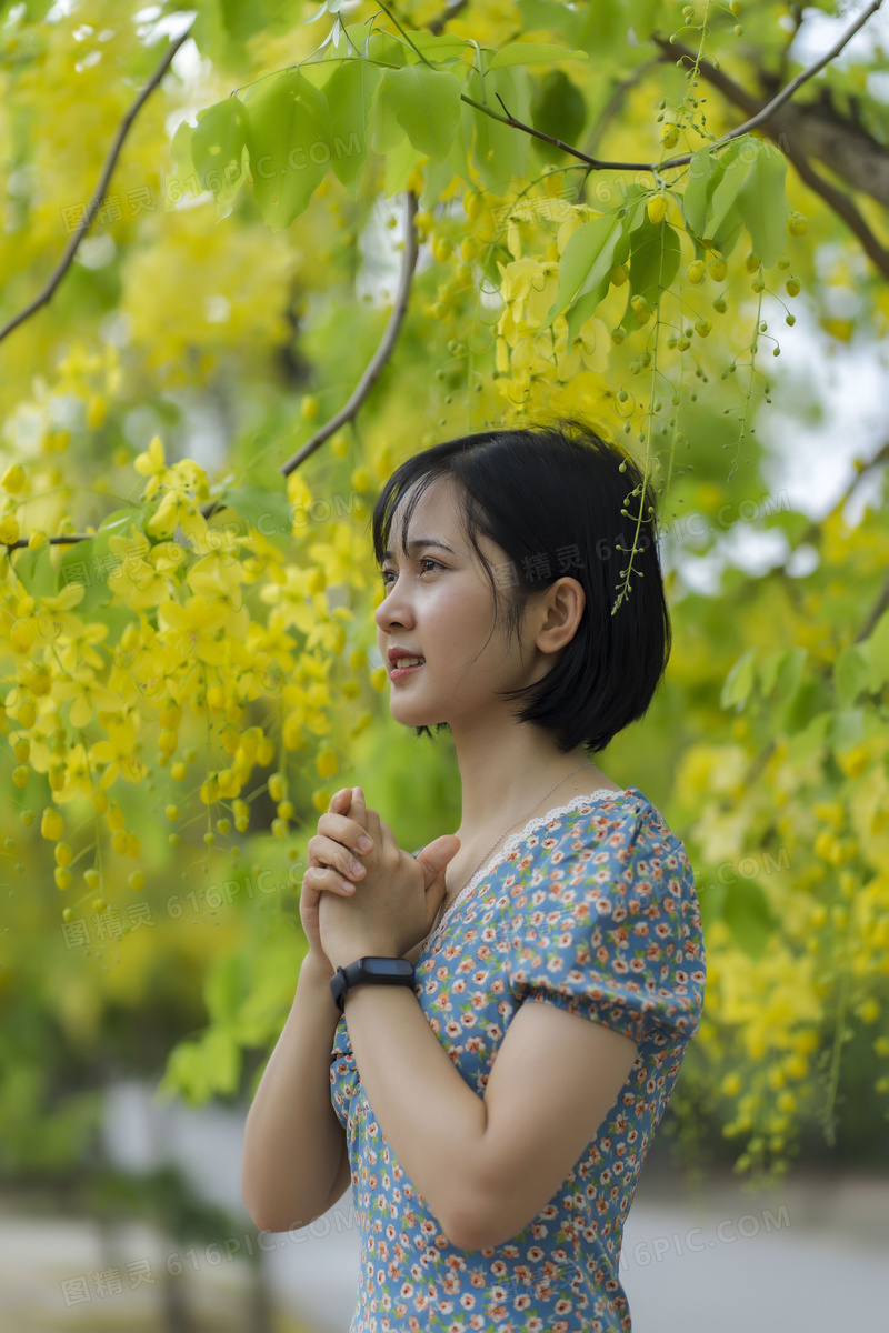 树下祈祷的亚洲美女图片