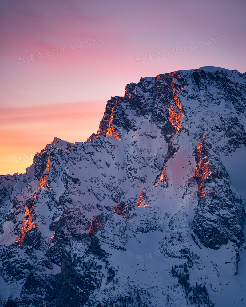 黄昏雪山风景图片