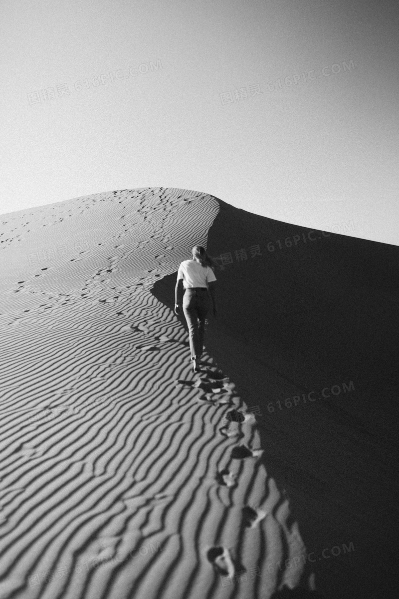 黑白沙漠美女背影图片