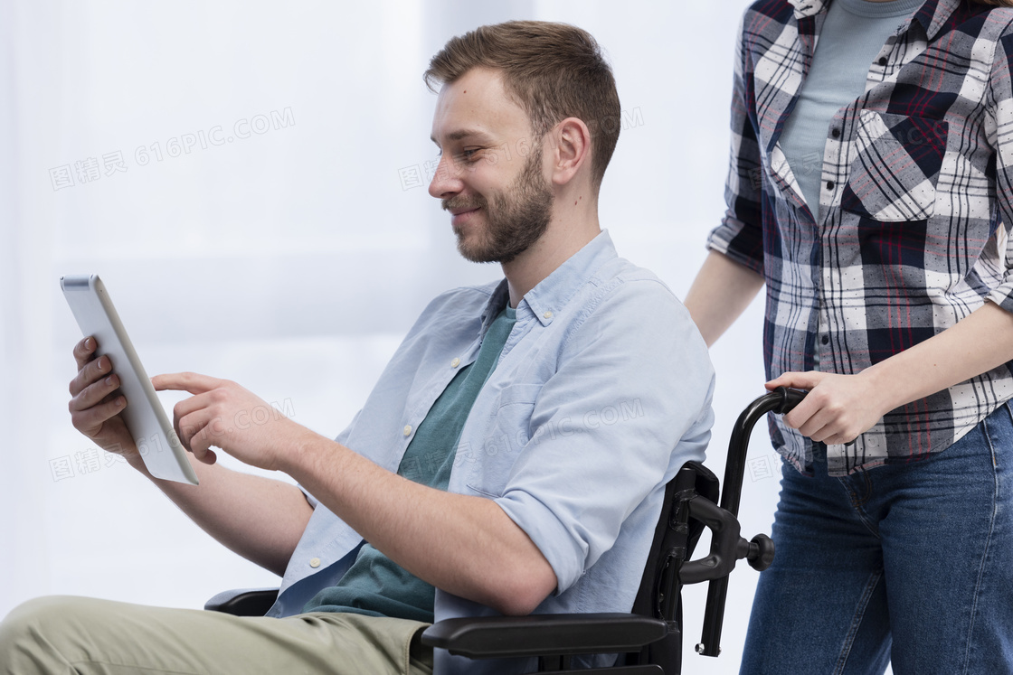 轮椅上的衬衫装扮男子摄影高清图片