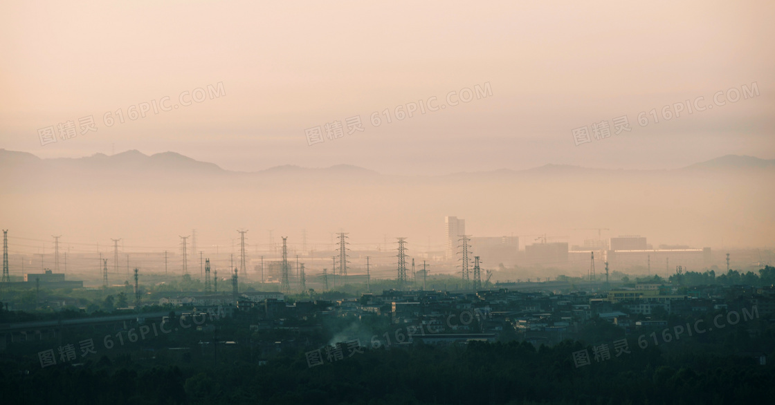 输电线路铁塔与隐约可见的远山图片