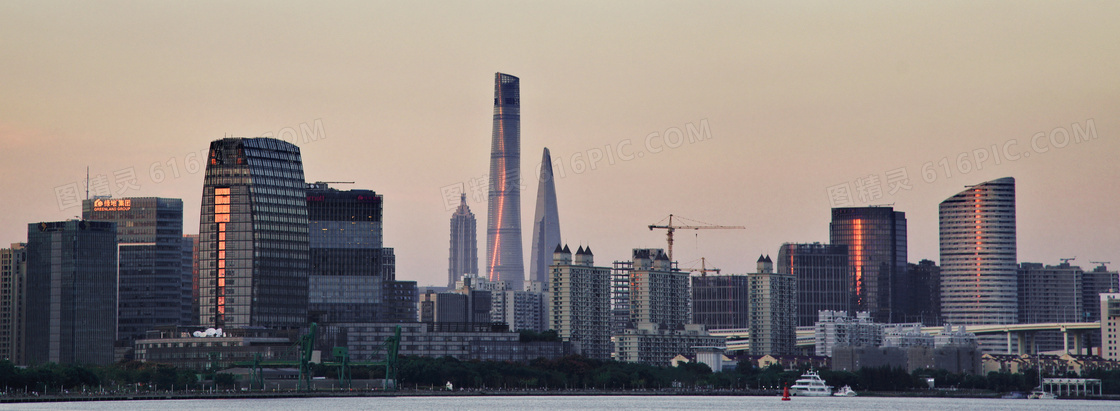 夕阳映照下的城市建筑摄影高清图片