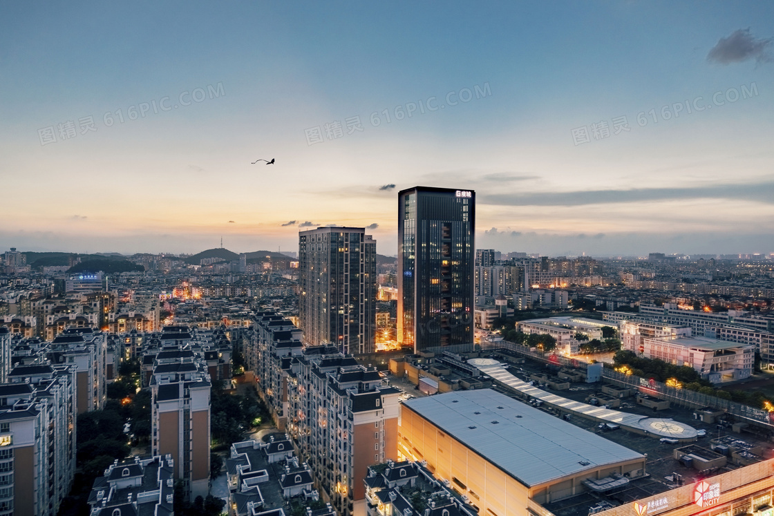 黄昏时分城市建筑鸟瞰摄影高清图片