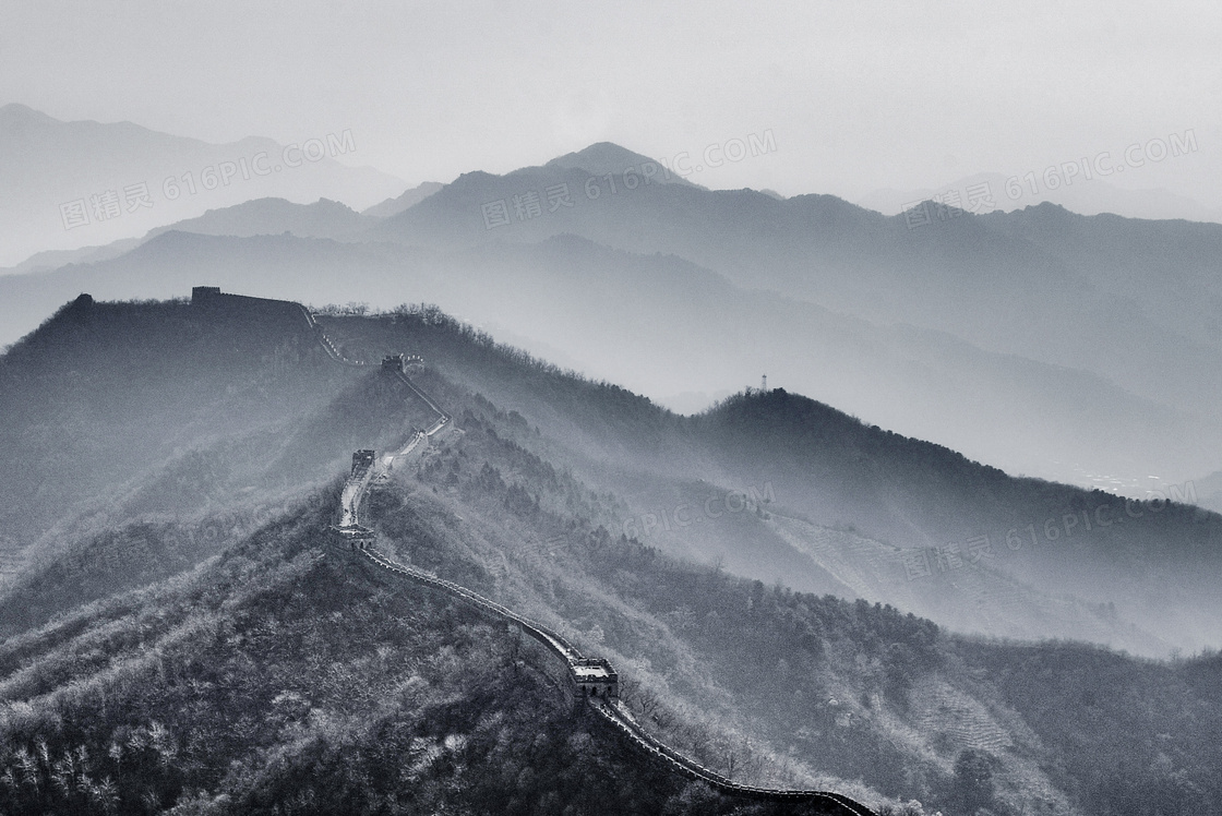 山峦上的长城景观风光黑白摄影图片