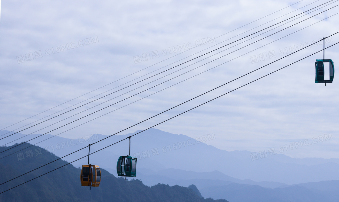 旅游景区索道上的缆车摄影高清图片