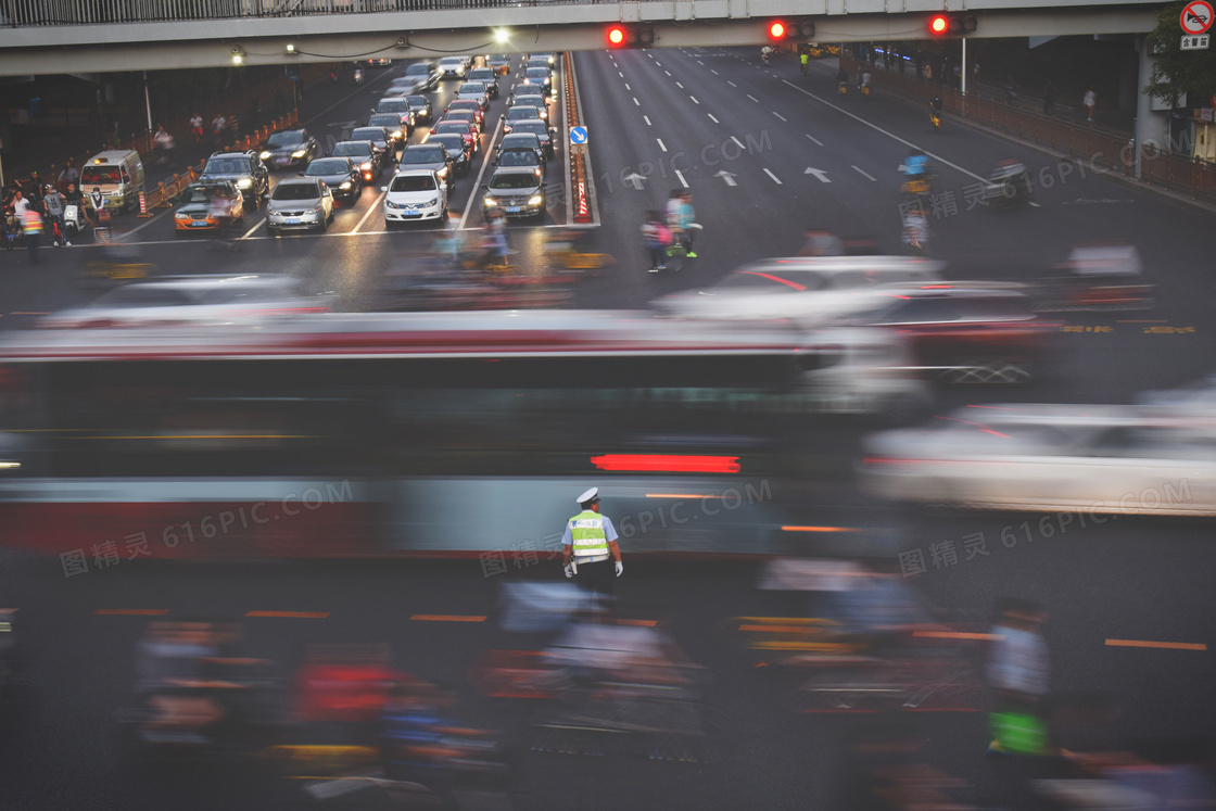 高架路桥下执勤的交警摄影高清图片