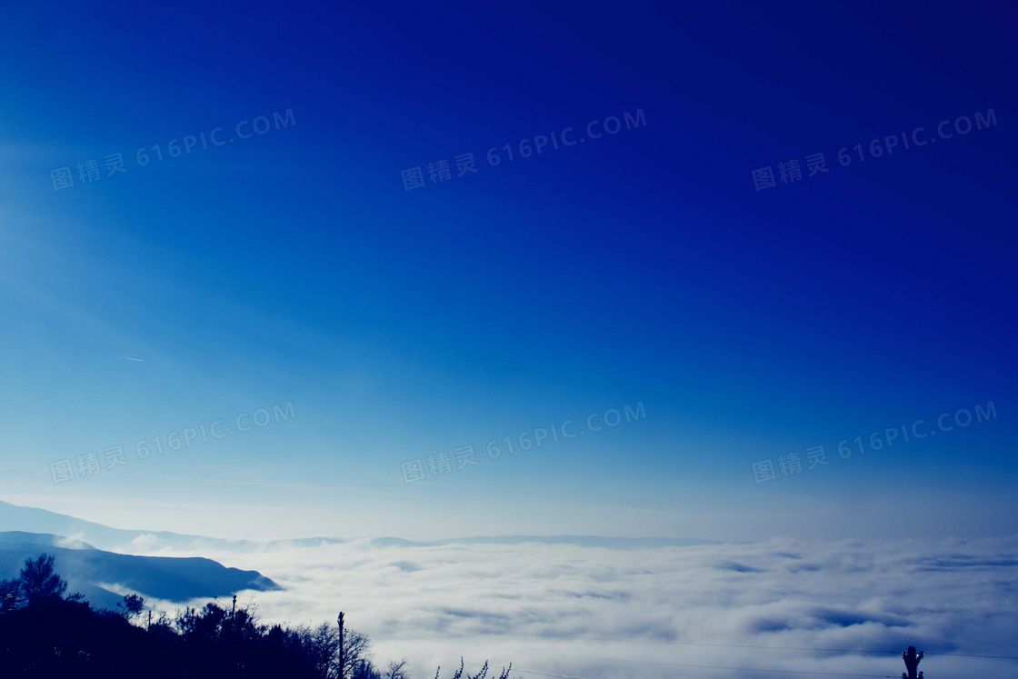 湛蓝天空云海山峦风光摄影高清图片