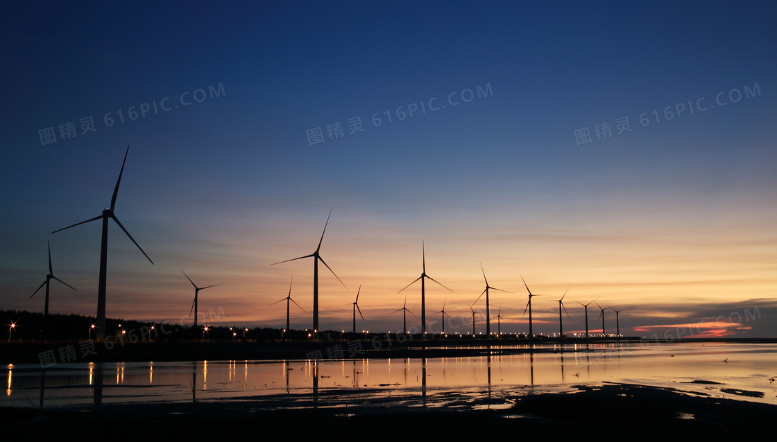 黄昏下的风力发电风车摄影图片