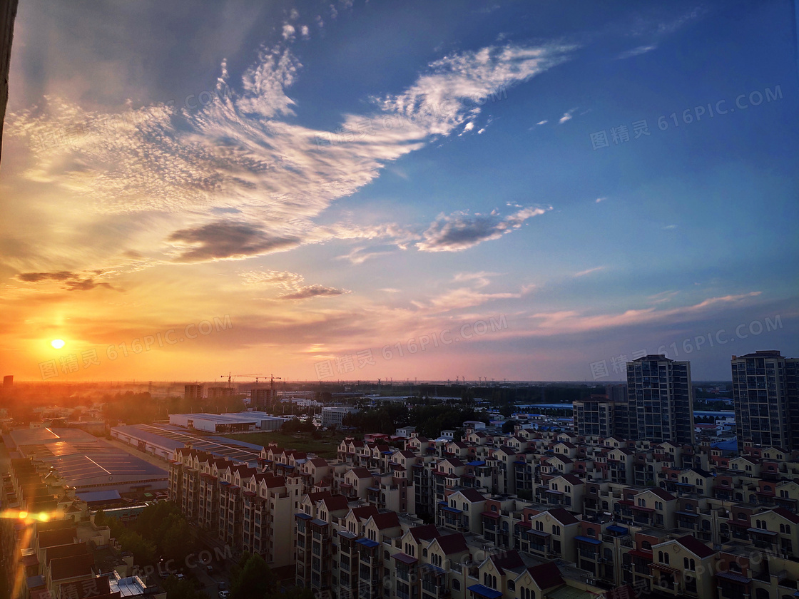 夕阳下的城市社区美景摄影图片