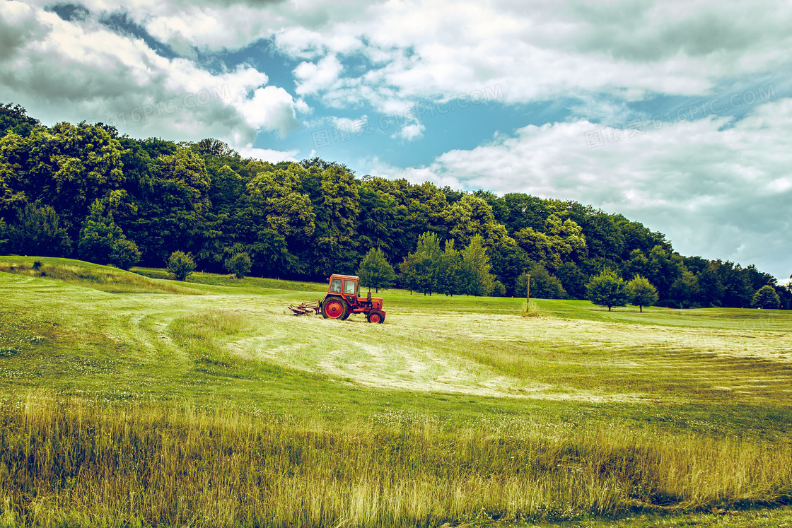 蓝天白云下的农场拖拉机摄影图片