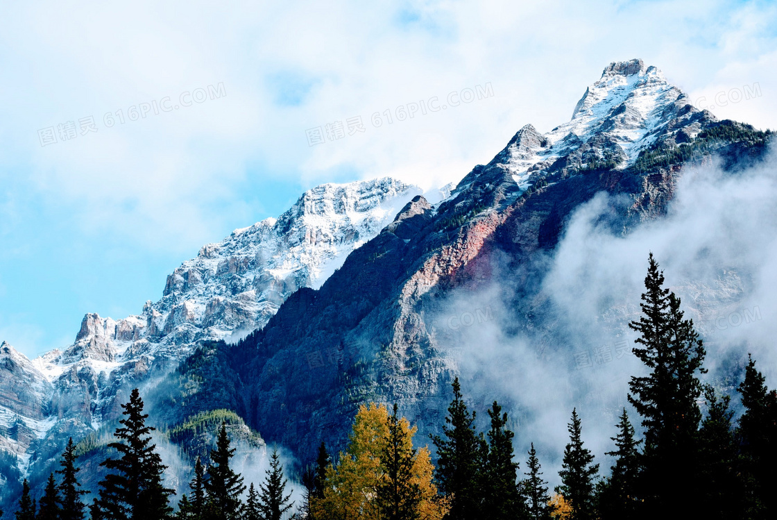 云雾缭绕的雪山美景高清摄影图片