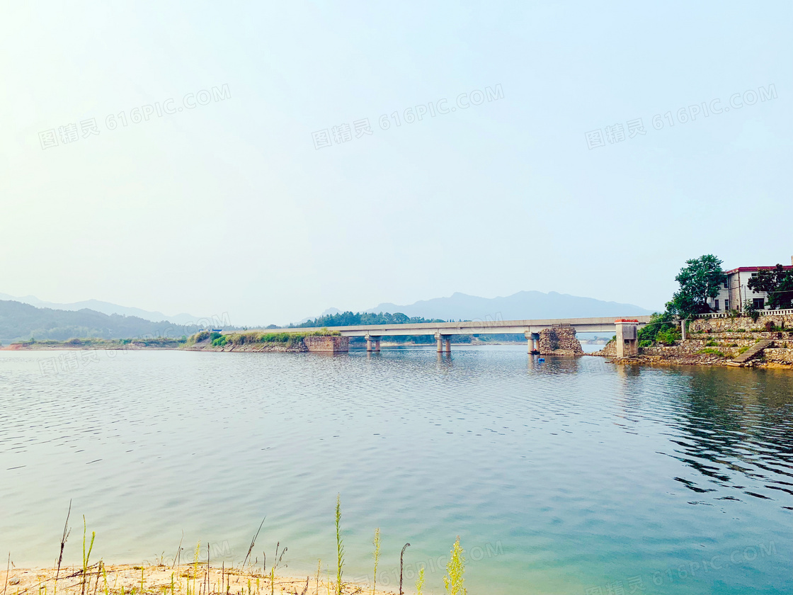 湖泊上的石桥景观摄影图片
