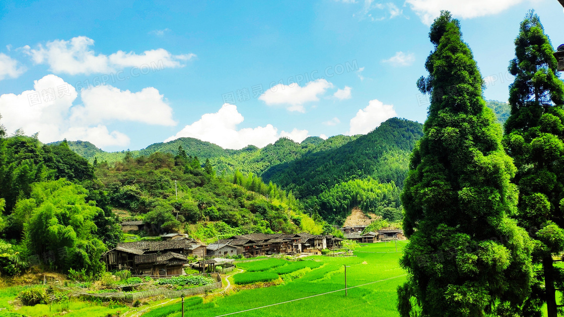 大山之中的乡村景观摄影图片