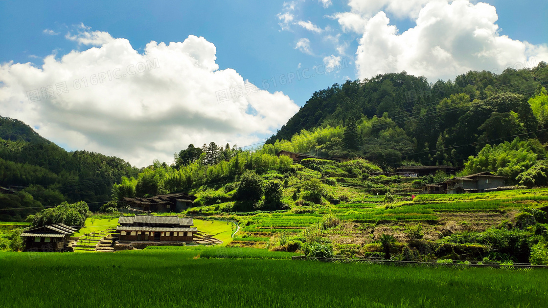 美丽的山村和农田旅游摄影图片