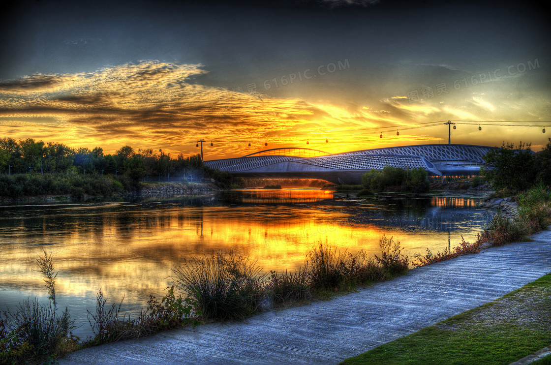 夕阳下的大桥景观摄影图片