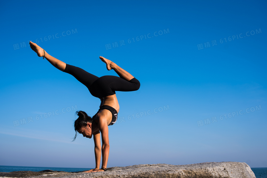 蔚蓝天空瑜伽美女人物摄影高清图片