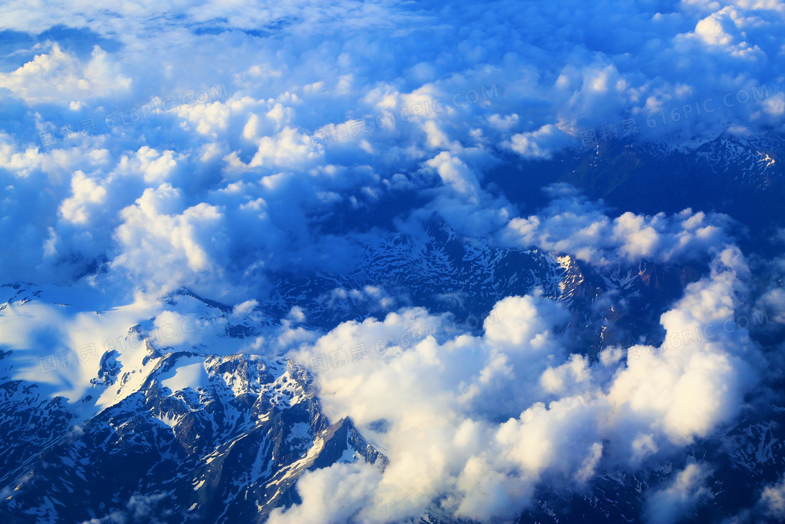 航拍视角雪山白云风景摄影高清图片