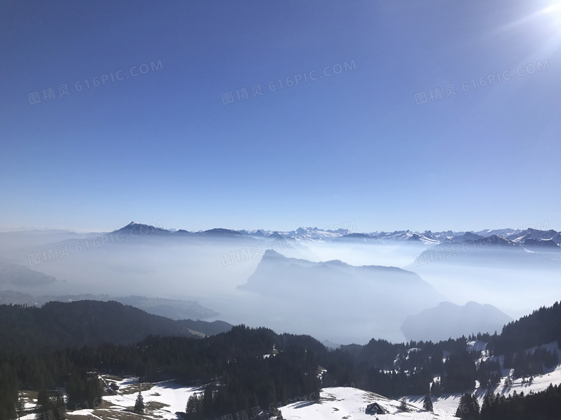 阳光下的雪山山顶风光摄影图片