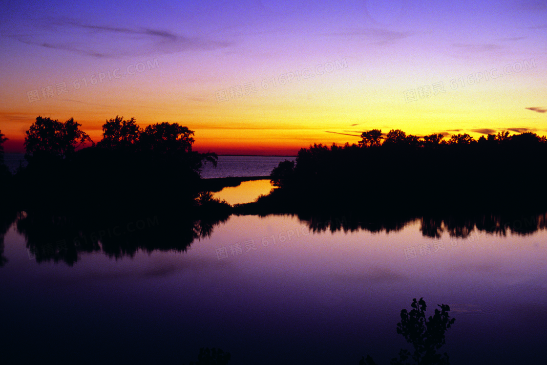 黄昏下的湖泊美景高清摄影图片