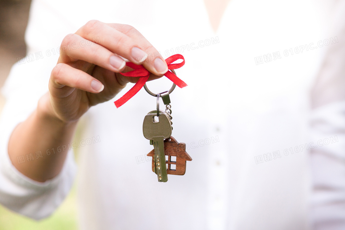 手中的钥匙与房子模型挂件高清图片