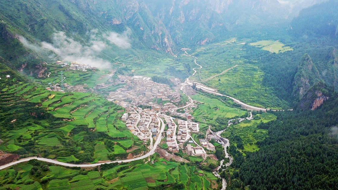 大山之中的乡村和梯田摄影图片