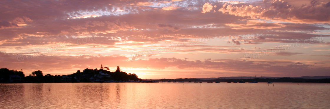 夕阳下平静的湖泊美景摄影图片