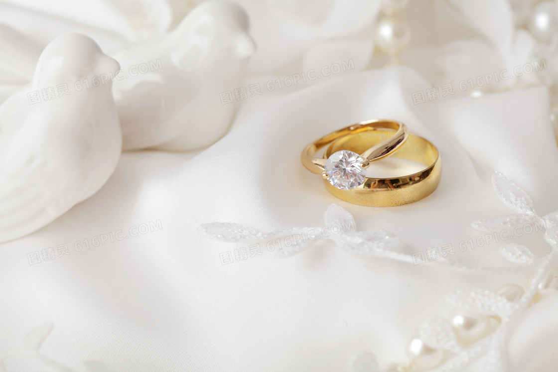 鸳鸯摆件与结婚用戒指摄影高清图片
