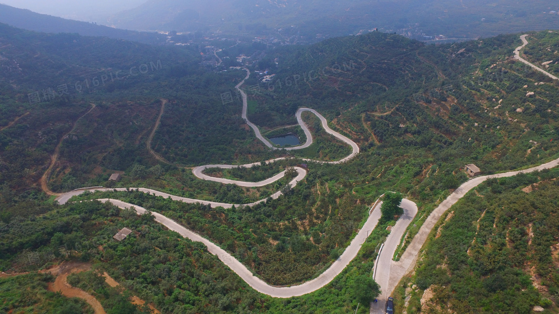 泰山山间盘旋的山路摄影图片