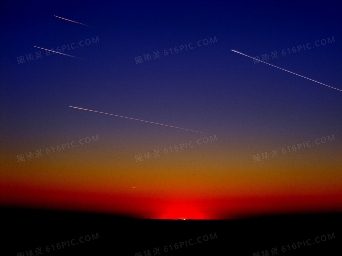 正划过深邃夜空的流星摄影高清图片