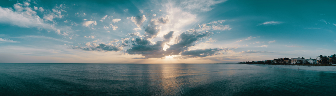 海天一色逆光视角全景摄影高清图片