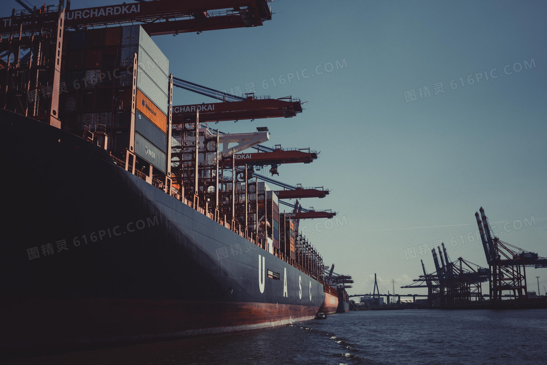 在港口装卸货物的油轮摄影高清图片