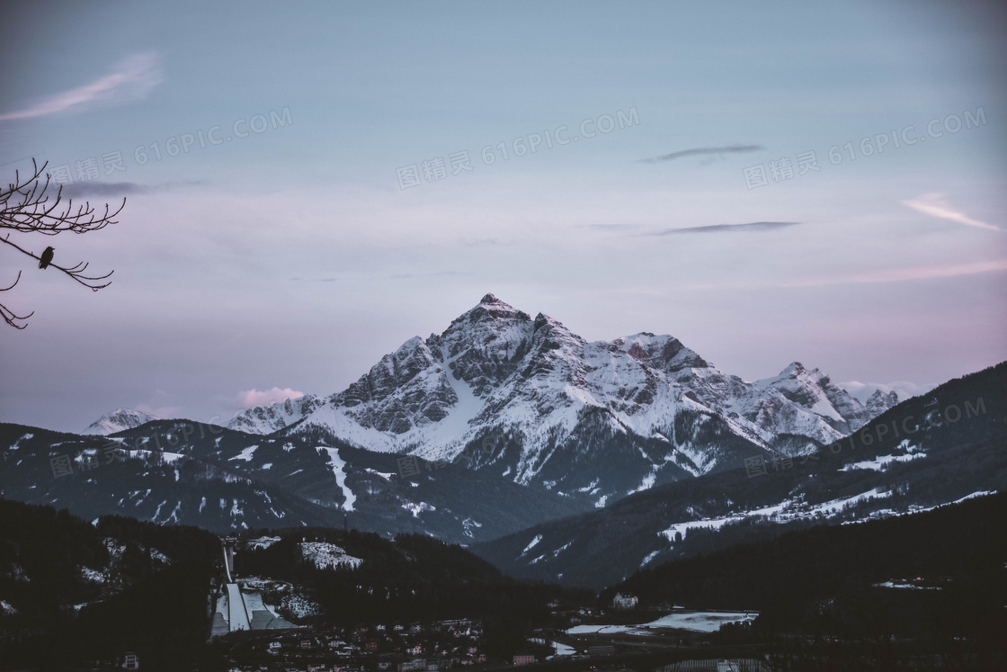 积雪下的高山自然风景摄影高清图片