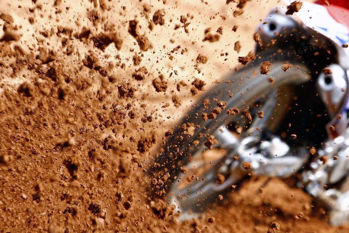 摩托车后轮溅起的泥土摄影高清图片
