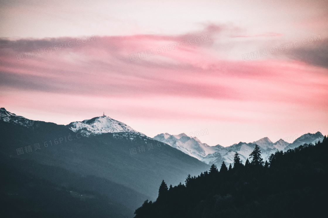 雪山与空中红色的云彩摄影高清图片