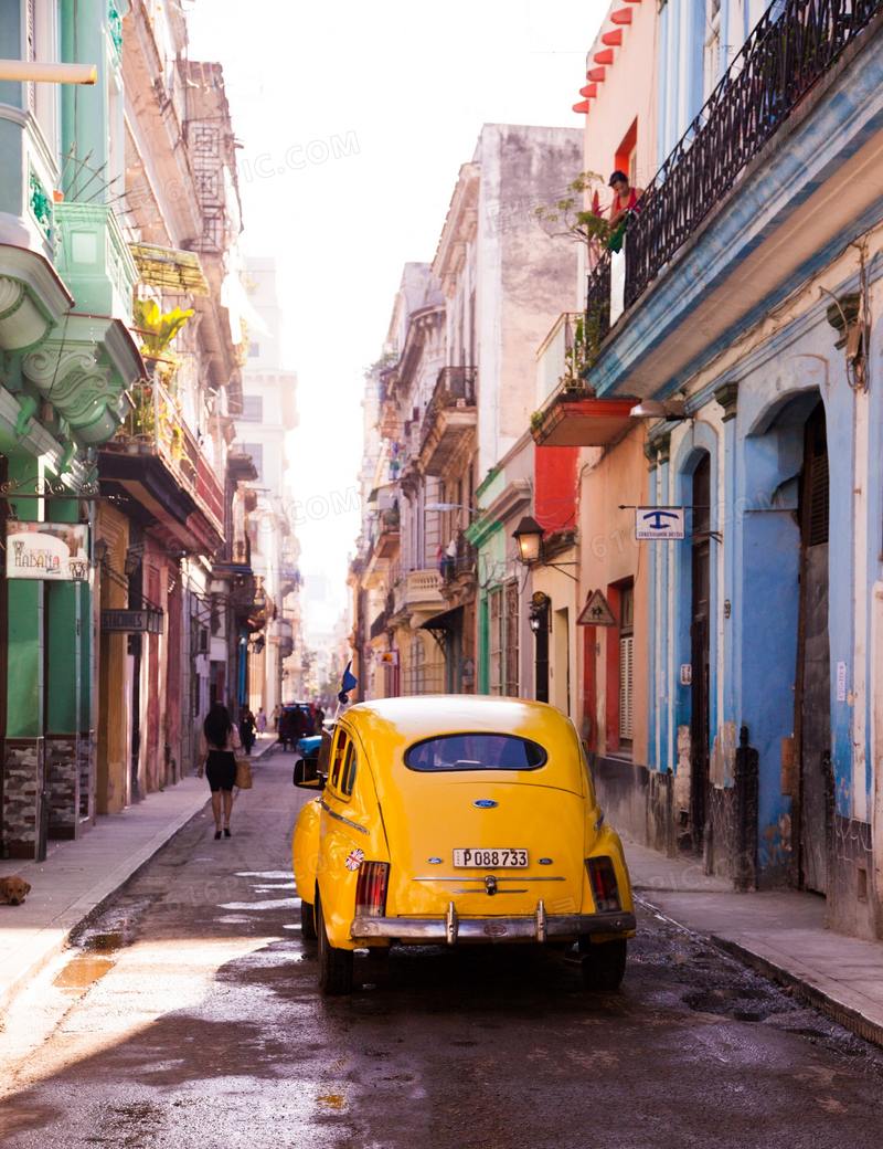 城市小巷里的黄色汽车摄影高清图片