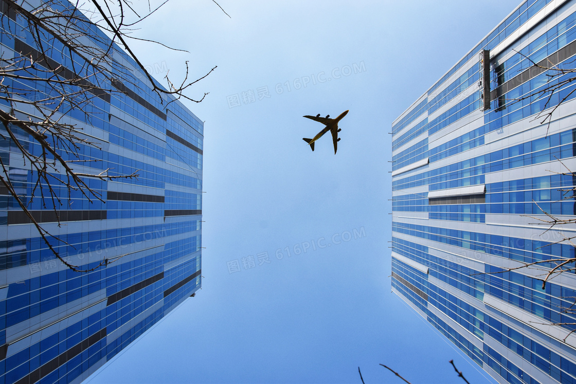 飞机与蓝色幕墙的建筑摄影高清图片