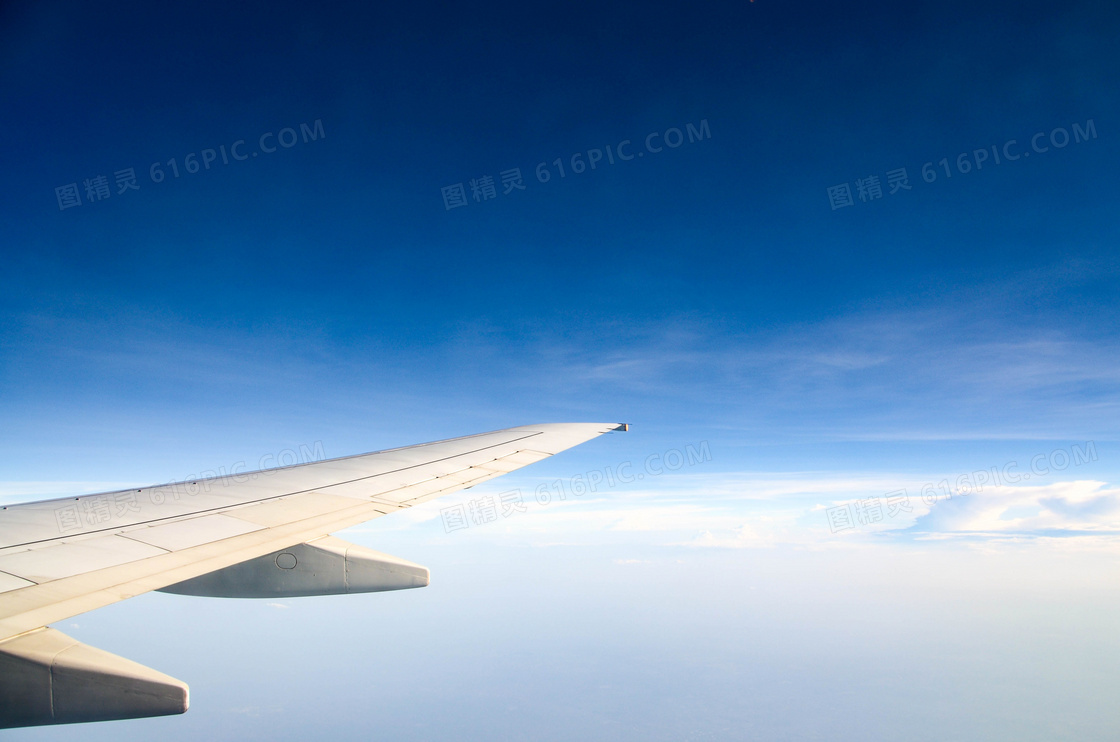 高空中的飞机机翼特写摄影高清图片