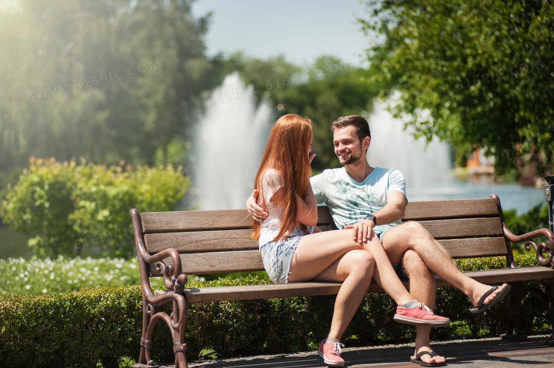公园长椅上的情侣男女摄影高清图片