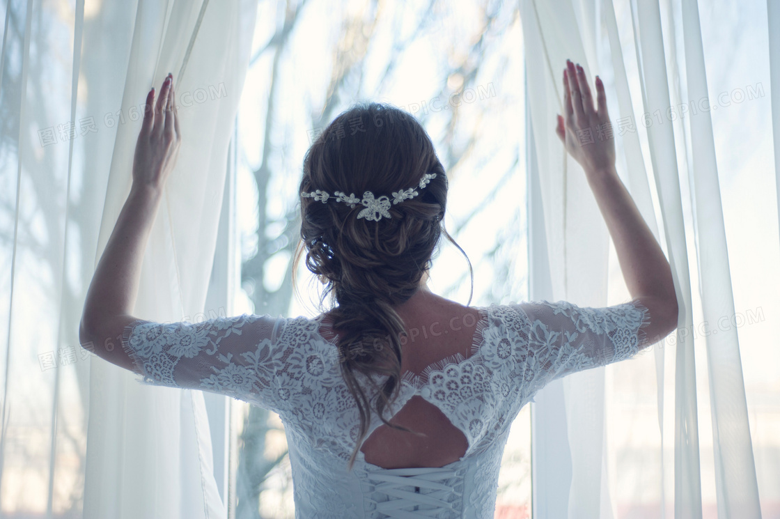 双手开窗帘的新娘人物摄影高清图片