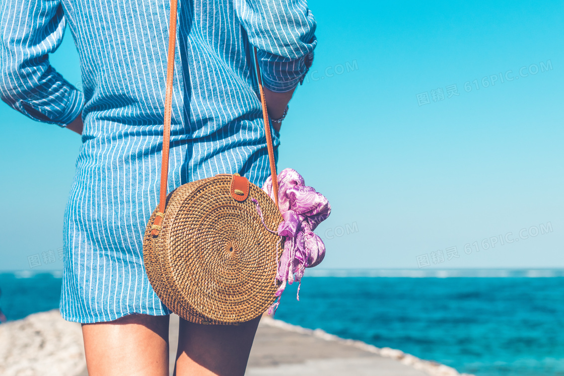 走在大海边的美女人物摄影高清图片