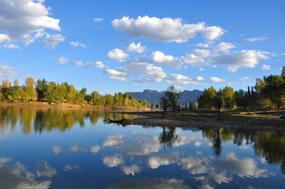 秋季野外湖泊美景摄影图片